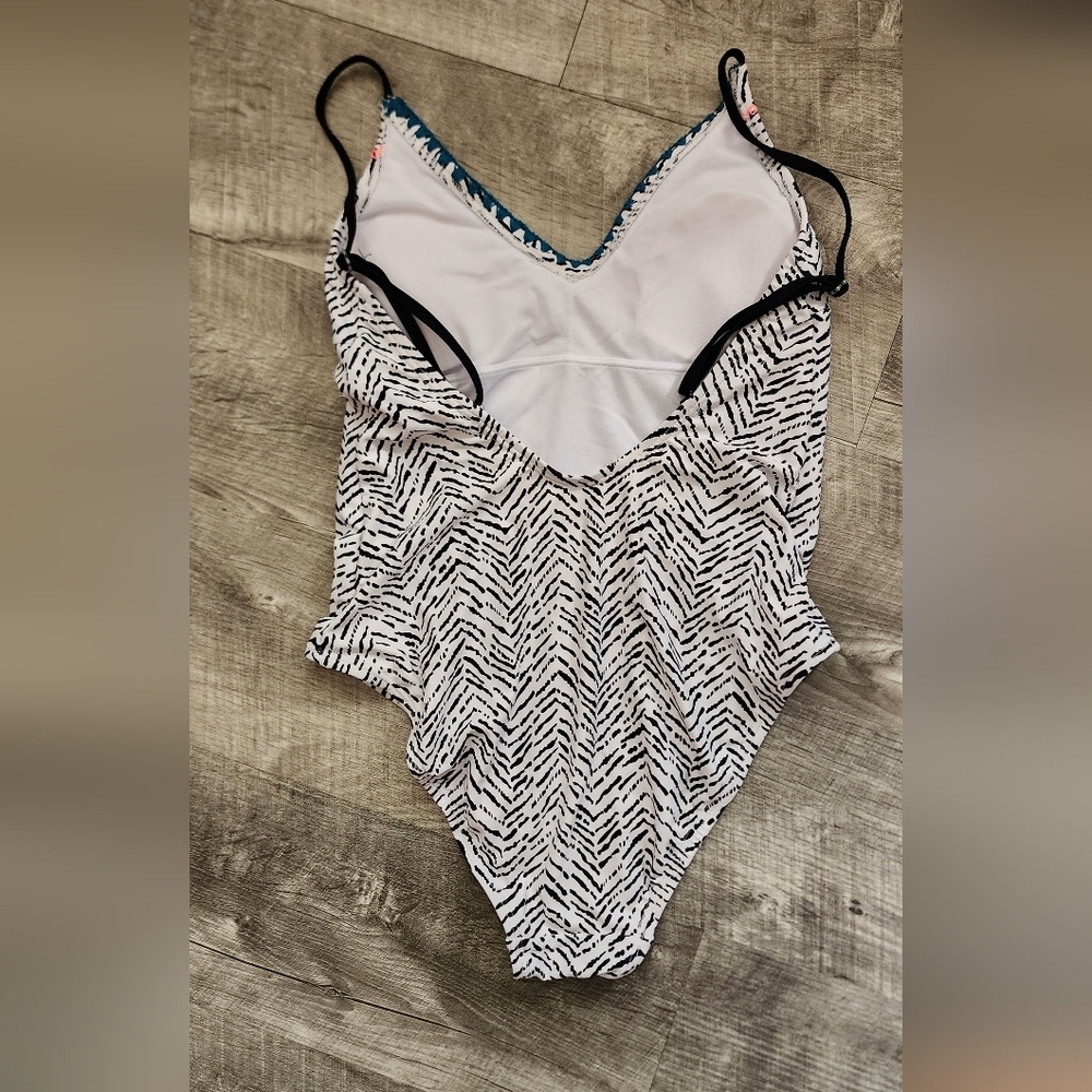 Arizona Jean Company White Top - Picture 2 of 3